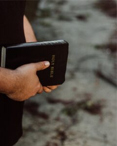 50g65vdahk HowToStartReadingBible 01